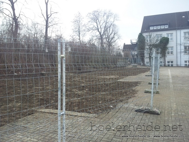 Das Baufeld nach dem Rückbau auf dem Schulgelände vor der Herrmann-Löns-Schule. 20170225124131-269c1ddb.jpg