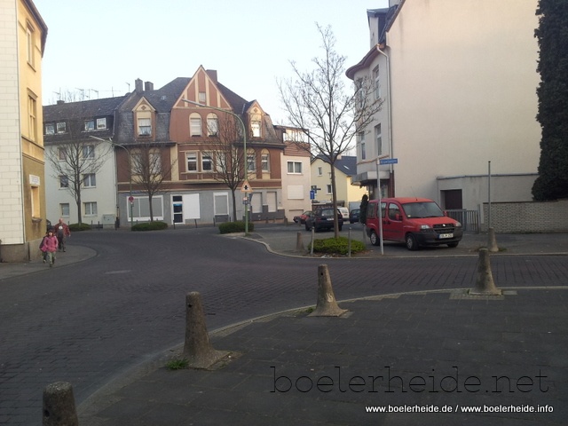 Dieses Foto zeigt die Kreuzung Fritz-Reuter-Straße / Grimmestraße. Rechts beginnt die Kapellenstraße. 20170225124135-775a64ac.jpg