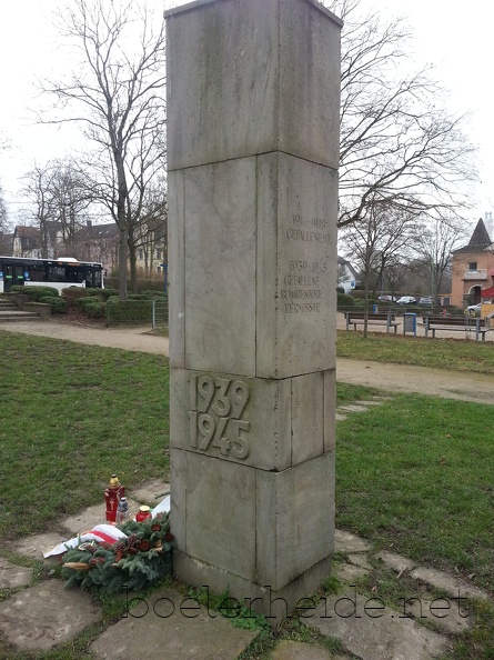 Denkmal, zu Ehren der Gefallenen der Weltkriege, im Park vor dem Vereinshaus Boelerheide am Lönsweg. Boelerheide-Denkmal (5).jpg