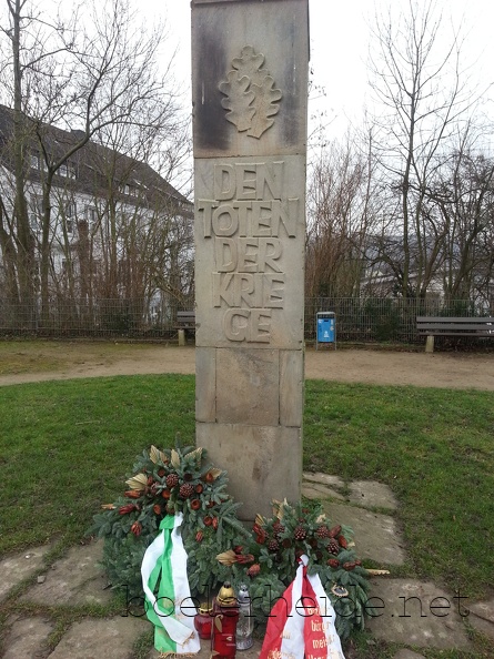 Denkmal, zu Ehren der Gefallenen der Weltkriege, im Park vor dem Vereinshaus Boelerheide am Lönsweg. Boelerheide-Denkmal (2).jpg