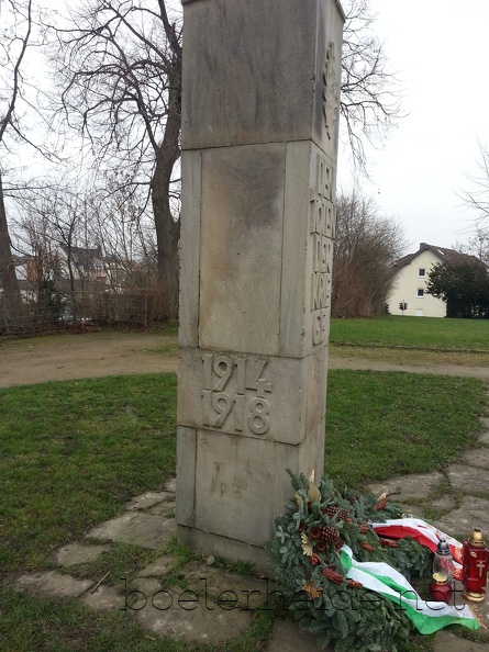 Denkmal, zu Ehren der Gefallenen der Weltkriege, im Park vor dem Vereinshaus Boelerheide am Lönsweg. Boelerheide-Denkmal (3).jpg